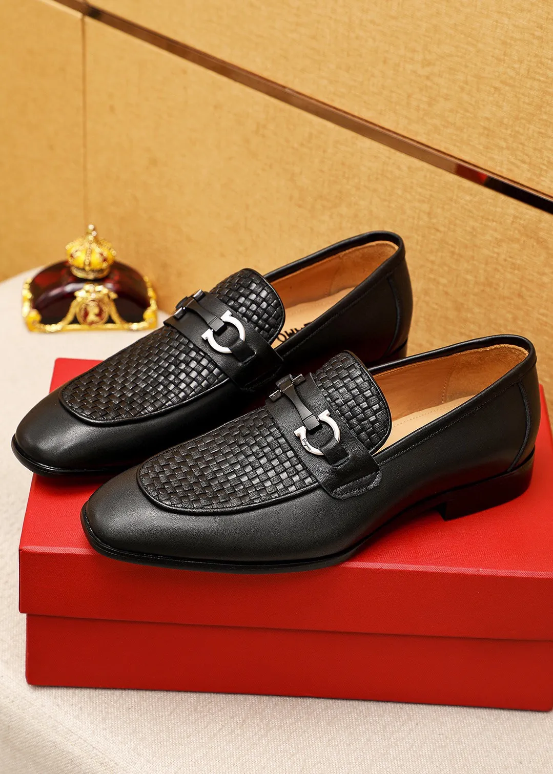 Men's shoes 💰442 💐 Product trademark: Ferragamo "Ferragamo" casual leather shoes Regular size: 38-44 (45.46🉑️customized) Product materials: Selected imported first-layer calfskin embossed upper + original hardware buckle, imported water-dyed cow leather lining. Strong three-dimensional visual effect, combined outsole Color: 1⃣️color optional